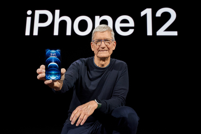팀 쿡 애플 CEO가 아이폰12 스마트폰을 소개하고 있다. /EPA연합뉴스