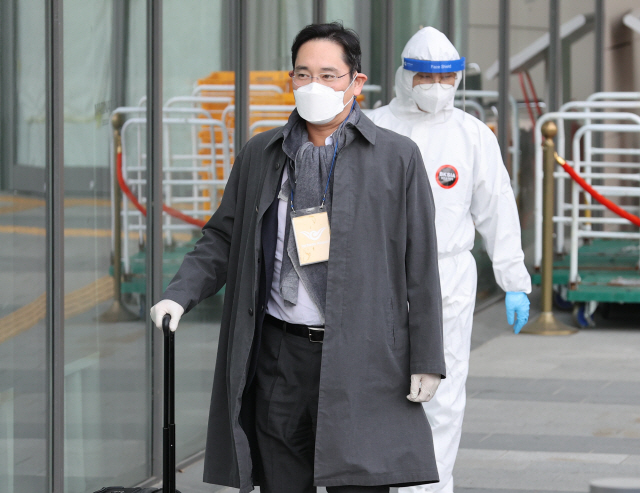 유럽 출장을 마치고 귀국한 이재용 삼성전자 부회장이 14일 오전 신종 코로나바이러스 감염증(코로나19) 검사를 받기 위해 김포공항 인근 대기 장소로 걸어가고 있다./연합뉴스