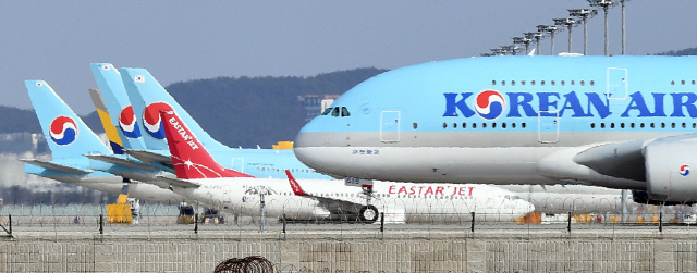 인천국제공항 주기장에 운항이취소된 국적 항공사 항공기들이 갈곳이없어 주기돼 있다./영종도=이호재기자.