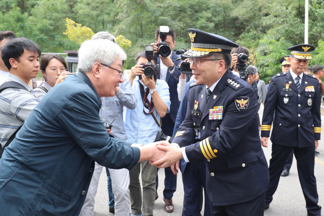 지난 2019년 9월 민갑룡 당시 경찰청장이 대구 개구리소년 실종사건 유가족을 만나 위로하고 있다./연합뉴스