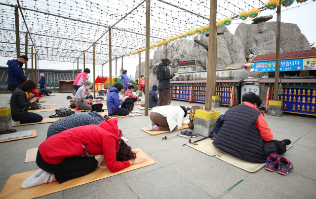 수험생 학부모들이 2021학년도 대학수학능력시험을 50일 앞둔 14일 경북 경산시 와촌면 팔공산 갓바위에 올라 자녀들의 수능 고득점을 기원하며 기도하고 있다. 올해 수능은 오는 12월3일 치러진다./경산=연합뉴스