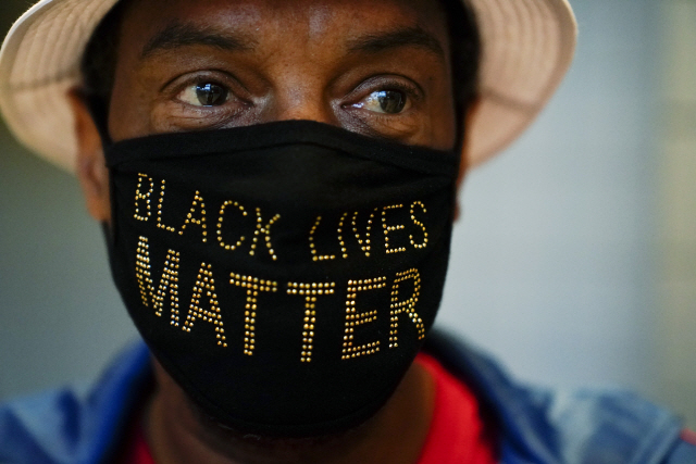 ‘흑인 목숨도 소중하다(Black lives matter)’라는 문구가 박힌 마스크를 쓴 미국 유권자./AP연합뉴스