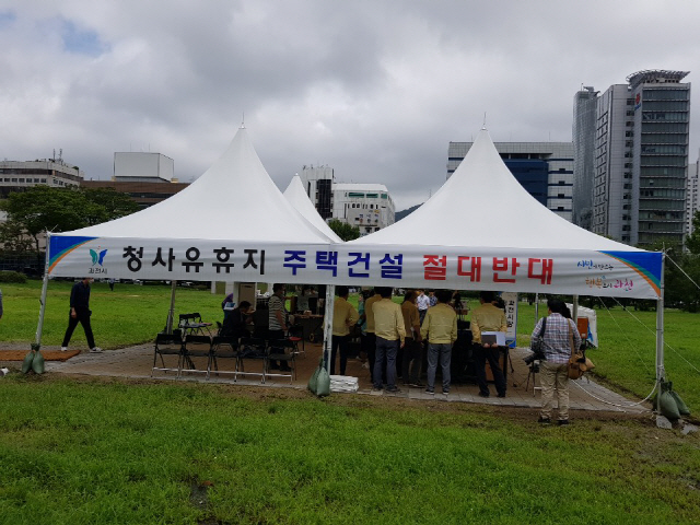 정부과천청사 유휴부지에 대한 정부의 주택공급 정책에 반대하는 경기 과천시가 지난 8월 유휴부지에 천막을 설치하고 야외시장실 운영을 시작했다. /연합뉴스