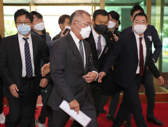 현대자동차그룹의 수장이 된 정의선 회장이 15일 오전 첫 공식 행보로 제2차 수소경제위원회에 참석하기 위해 정부서울청사에 도착해 건물 안으로 이동하고 있다. /연합뉴스