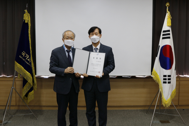 원광연(왼쪽) 국가과학기술연구회 이사장이 유석재 한국핵융합에너지연구원 초대 원장에게 임명장을 수여하고 기념촬영을 하고 있다./사진제공=국가과학기술연구회