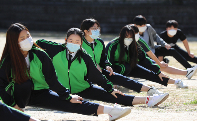 광주광역시 경신중학교 학생들이 15일 체력측정을 앞두고 운동장에서 몸을 풀고 있다. 학생들은 그동안 코로나 19에 따른 사회적 거리 두기 조치로 등교는 물론 체육수업을 받지 못하다가 오랜만에 운동장에 나왔다. /광주=연합뉴스