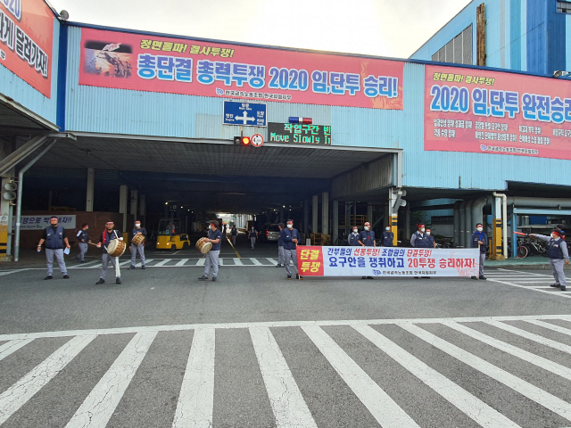 지난달 21일 인천 부평구 한국지엠 부평공장에서 노동조합 간부들이 ‘2020 임금 및 단체협상’ 투쟁 승리를 위한 선전전을 펼치고 있다./캡처=한국지엠 노조 홈페이지