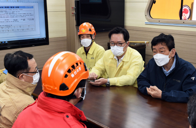 진영 행정안전부 장관(오른쪽)이 9일 오전 울산 남구 주상복합아파트 화재 현장을 방문해 소방청장으로부터 화재 수습 상황 등을 보고 받고 있다. /연합뉴스