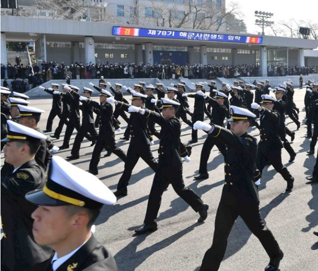 지난 2월14일 경남 창원시 진해구 해군사관학교에서 열린 78기 사관생도 입학식에서 생도들이 사열하고 힘차게 이동하고 있다./연합뉴스