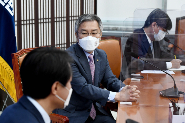 열린민주당 최강욱 대표가 14일 서울 여의도 국회에서 정의당 김종철 신임 대표를 접견하고 있다./연합뉴스