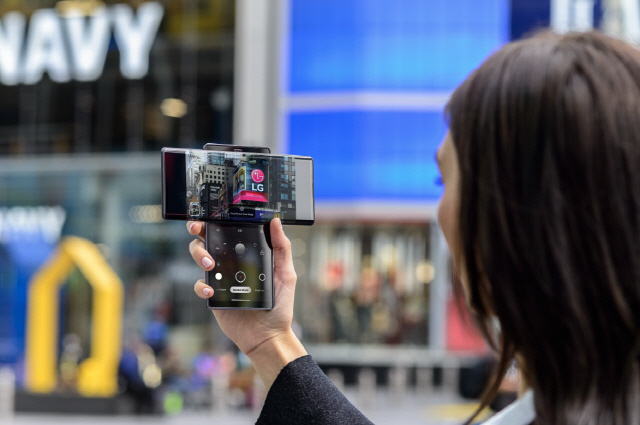 LG전자 모델이 미국 뉴욕 타임스스퀘어 광장에서 LG 윙을 소개하고 있다./사진제공=LG전자