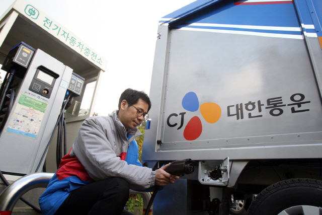 CJ대한통운 관계자가 차량을 점검하고 있다./사진=CJ대한통운