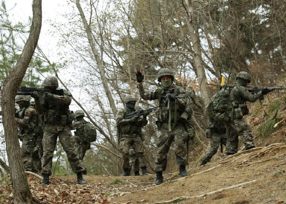 육군 31사단 장병들이 동계 전투준비 훈련을 하고 있다.     /사진제공=육군