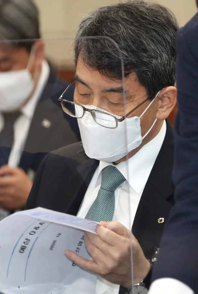 이동걸 한국산업은행 회장이 16일 국회에서 열린 정무위원회 국정감사에서 자료를 검토하고 있다./연합뉴스