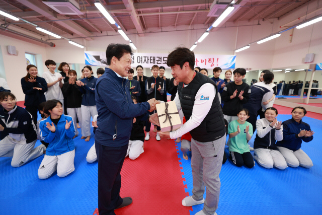 이병환 성주군수(왼쪽)가 별고을체육관에서 전지훈련을 하고 있는 선수들을 찾아 격려하고 있다.