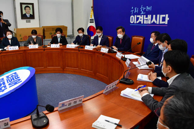 이낙연 더불어민주당 대표가 16일 국회에서 열린 최고위·전국위원장 연석회의에서 발언하고 있다. /연합뉴스