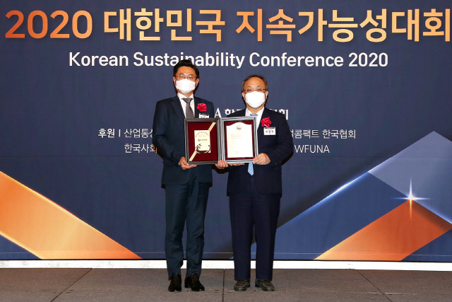 이준석 신한은행 브랜드전략본부 본부장이 16일 서울 중구 소재 롯데호텔에서 열린 2020 대한민국 지속가능성지수(KSI) 시상식에서 이상진 한국표준협회 회장으로부터 은행부문 9년 연속 1위 기업 상을 수상했다. /사진제공=신한은행