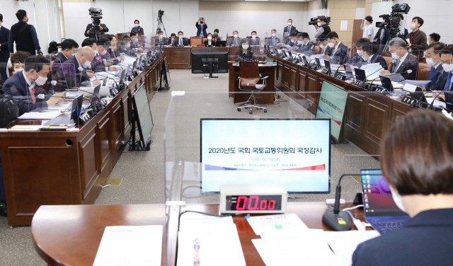 '테스형!'에 한참 웃던 김현미 '부동산 시장 안정화 단계…전세 불안은 송구'