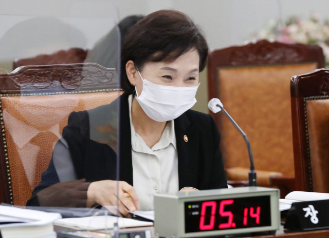 '테스형!'에 한참 웃던 김현미 '부동산 시장 안정화 단계…전세 불안은 송구'