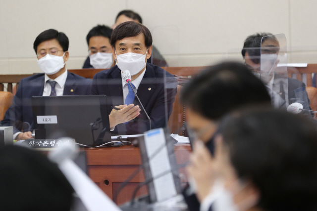 이주열 한국은행 총재가 16일 국회에서 열린 기획재정위원회의 한국은행에 대한 국정감사에서 질의에 답하고 있다./연합뉴스