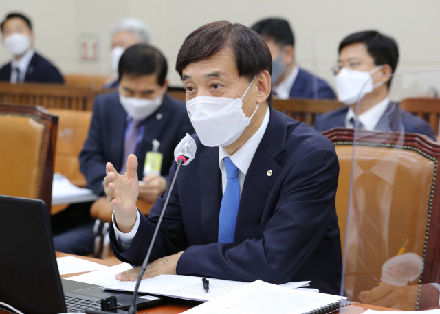 이주열 한국은행 총재가 16일 국회에서 열린 기획재정위원회의 한국은행에 대한 국정감사에서 질의에 답하고 있다. /연합뉴스