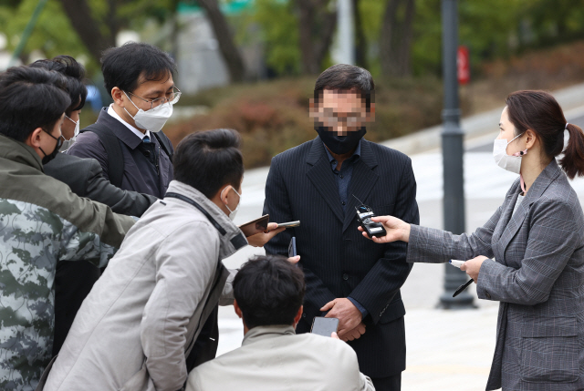 고(故) 김홍영 검사에게 폭언·폭행을 한 전직 부장검사의 수사·기소 타당성을 검토하는 검찰수사심의위원회가 열리는 16일 오후 서초동 대검찰청으로 김 검사의 아버지가 의견서 제출을 위해 들어가기 전 취재진의 질문에 답하고 있다./연합뉴스