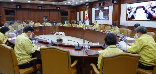 홍남기 경제부총리가 16일 정부서울청사에서 열린 제18차 비상경제 중앙대책본부 회의를 주재하고 있다. /연합뉴스