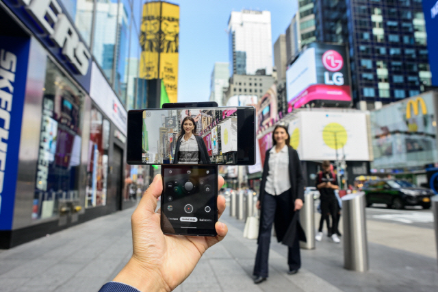 LG전자 모델이 미국 뉴욕 타임스스퀘어 광장에서 전략 스마트폰 LG 윙을 소개하고 있다. LG전자는 LG 윙을 15일(현지시간) 미국 최대 이동통신사 버라이즌을 통해 미국에 출시했고 독일·이탈리아·스페인·호주 등 글로벌 시장에도 순차 출시할 계획이다. /사진제공=LG전자