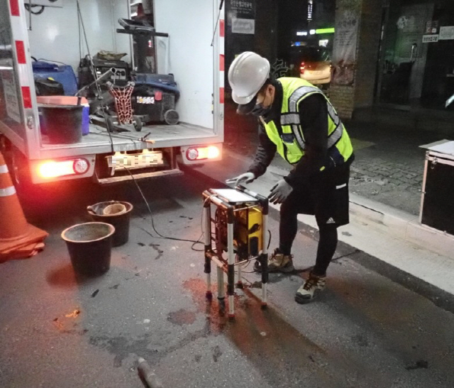 서울 강남구 지하안전관리팀 관계자가 땅 꺼짐 우려가 있는 지역에서 탐사 작업을 벌이고 있다./사진제공=강남구