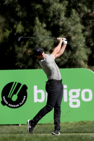 3라운드 5번홀 티샷 하는 로리 매킬로이. /Getty Image for THE CJ CUP