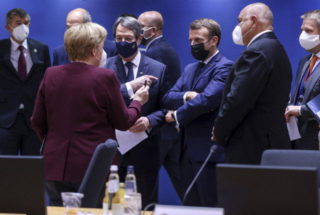 벨기에 브뤼셀에서 유럽연합(EU) 정상회의가 열린 16일(현지시간) 앙겔라 메르켈(왼쪽 두번째) 독일 총리와 에마뉘엘 마크롱(오른쪽 세번째) 프랑스 대통령을 비롯한 EU 지도자들이 대화를 나누고 있다./AP연합뉴스