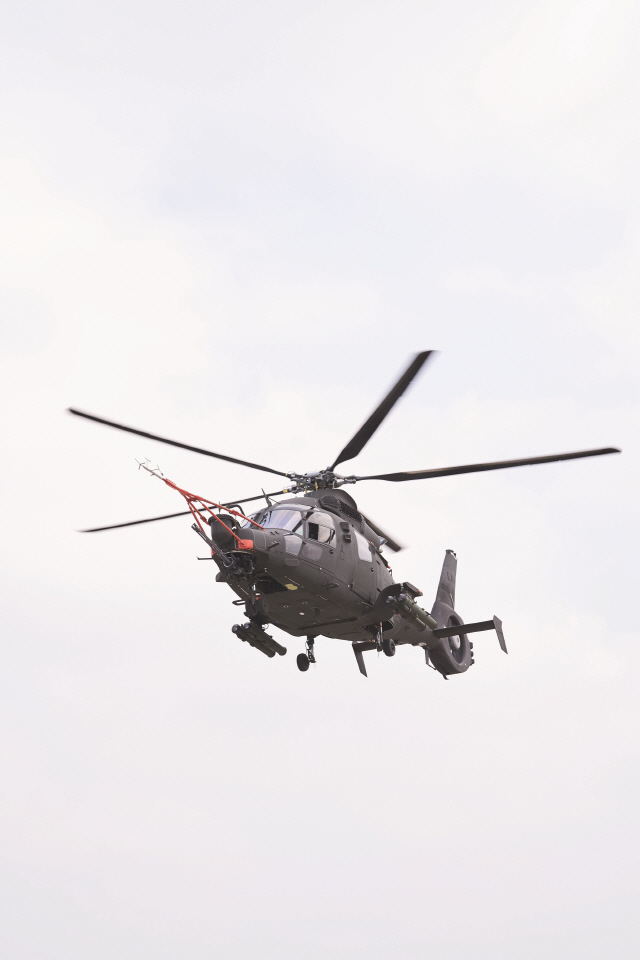 각종 계측장비를 부착하고 시험 비행 중인 소형무장헬기(LAH). 무인기를 탑재할 경우 LAH는 물론 수리온 헬기까지 생존성과 공격력이 크게 오를 것으로 기대된다.