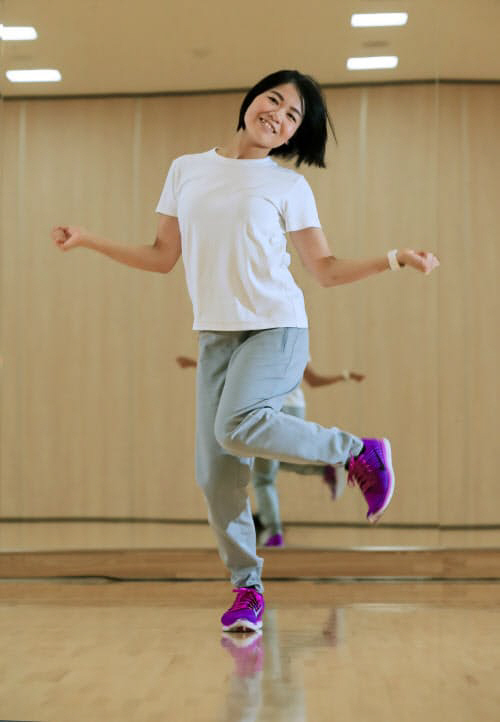 한 일본인이 자신의 SNS에 니쥬 춤 동작을 올린 모습./니혼게이자이 홈페이지 캡처