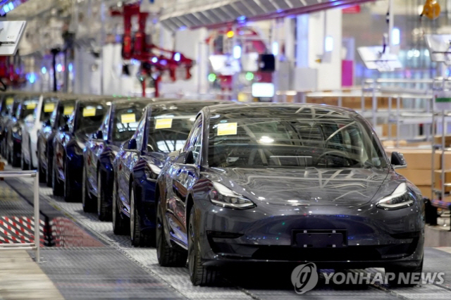 중국 상하이 기가팩토리에서 테슬라의 전기차 ‘모델3’가 생산되고 있다./로이터연합뉴스