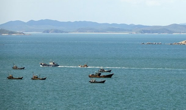 서해 연평도 북방한계선(NLL) 인근에서 어선들이 조업을 하고 있다.      /연평도=연합뉴스