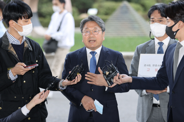 강기정 전 청와대 정무수석이 19일 오전 서울 양천구 남부지검에서 라임자산운용 사건 핵심인물 김봉현 전 스타모빌리티 회장의 입장문에 등장한 성명불상의 검사 및 변호사를 직권남용과 변호사법 위반으로 고발하기 앞서 취재진의 질문에 답하고 있다./연합뉴스