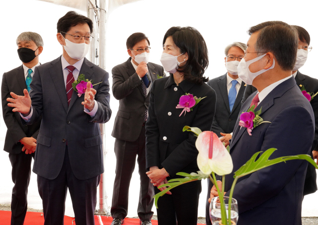 김경수 경남지사와 김정수 삼양식품 총괄사장, 박일호 밀양시장이 대화를 나누고 있다.(앞줄 왼쪽부터) /사진제공=경남도