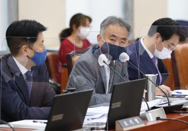 송재호 더불어민주당 의원이 8일 국회 정무위원회에서 열린 공정거래위원회·한국소비자원 등 국정감사에서 질의하고 있다./연합뉴스