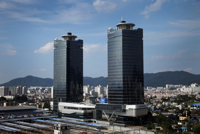 대전시 동구 대전역에 자리잡고 있는 국가철도공단(사진 오른쪽). 사진제공=국가철도공단