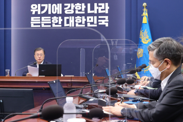 김종호 청와대 민정수석(오른쪽)이 19일 청와대에서 열린 수석·보좌관 회의에서 문재인 대통령 발언을 듣고 있다./연합뉴스