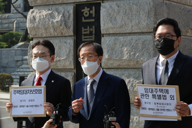 이석연(가운데) 변호사가 19일 서울 종로구 헌법재판소 앞에서 기자회견을 열고 있다. /연합뉴스