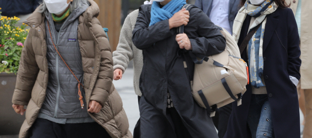 쌀쌀한 날씨가 이어지는 가운데 서울 시내에서 출근길 시민들이 걸어가고 있다./연합뉴스
