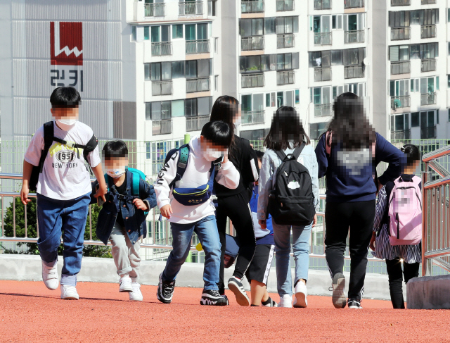 부산시 부암초등학교에서 학생들이 등하교 하고 있다.    /부산=연합뉴스