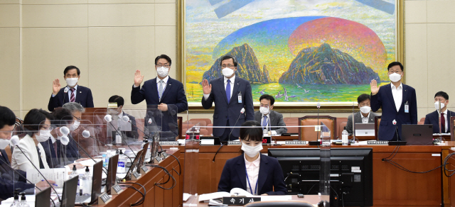 위성백(왼쪽부터) 예금보험공사 사장, 이명호 예탁결제원 사장, 문성유 캠코 사장, 이정환 주택금융공사 사장 등이 20일 서울 국회 정무위원회에서 열린 국정감사에서 선서하고 있다./연합뉴스