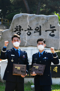 ‘골든아이’로 선발된 전성환(오른쪽)준위와 김병용 준위가 수상후 기념촬영을 하고 있다. /사진제공=공군