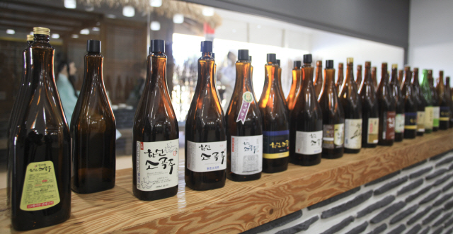 서천 한산 소곡주 갤러리에 가면 67개 양조장에서 만들어진 소곡주를 비교 시음하고 구입할 수 있다.