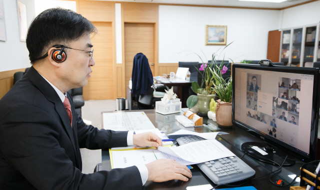 손병두 금융위원회 부위원장이 20일 서울 종로구 정부서울청사에서 금융리스크 대응반 회의를 비대면 화상회의로 진행하고 있다./사진제공=금융위