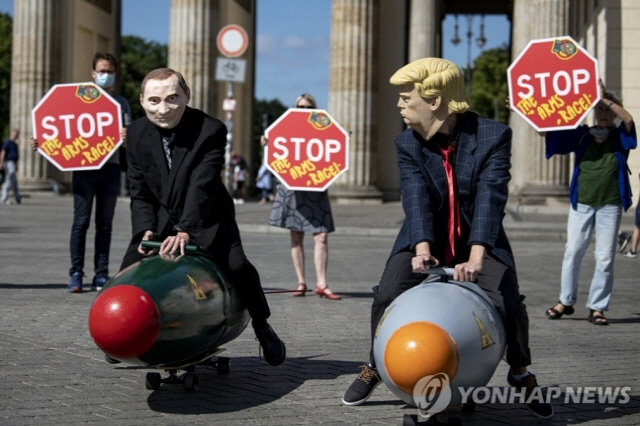 미국과 러시아 대통령 분장을 하고 핵무기 감축을 주장하는 독일 시위대./AP연합뉴스