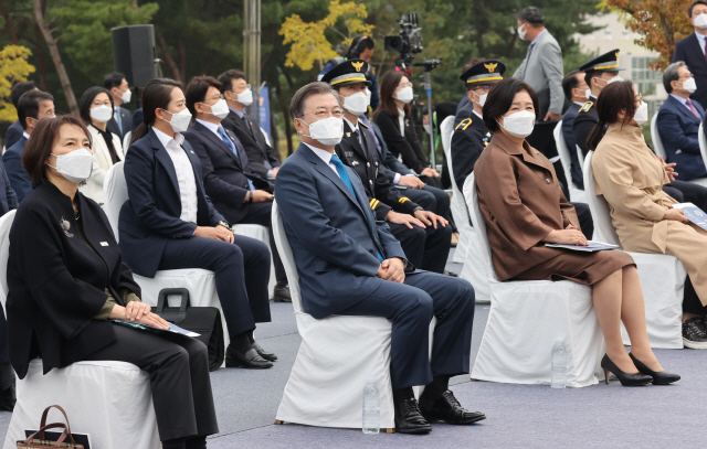 문재인 대통령과 김정숙 여사가 21일 충남 아산시 경찰인재개발원에서 열린 제75주년 경찰의 날 기념식에 참석한 모습./연합뉴스