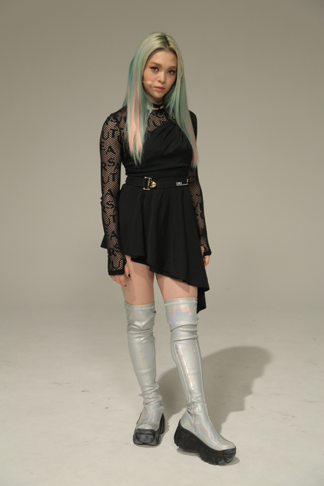 가수 알렉사(AleXa)가 21일 두 번째 미니앨범 ‘DECOHERENCE’ 발매 기념 온라인 미디어 쇼케이스에 참석했다. / 사진=지비레이블 제공